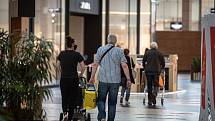 Lidé nakupují v obchodním domě Avion Shopping Park Ostrava, 11. května 2020 v Ostravě.