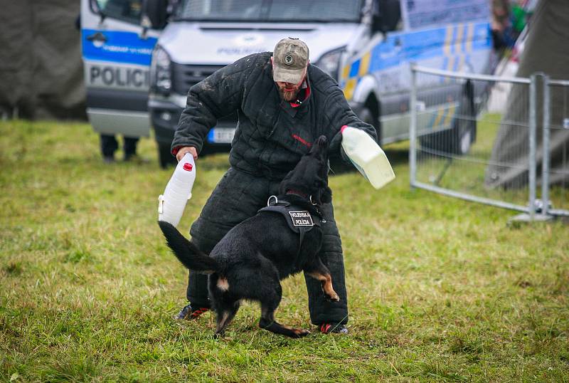 Dny NATO v Ostravě na letišti v Mošnově. Přehlídka policií - kynologové