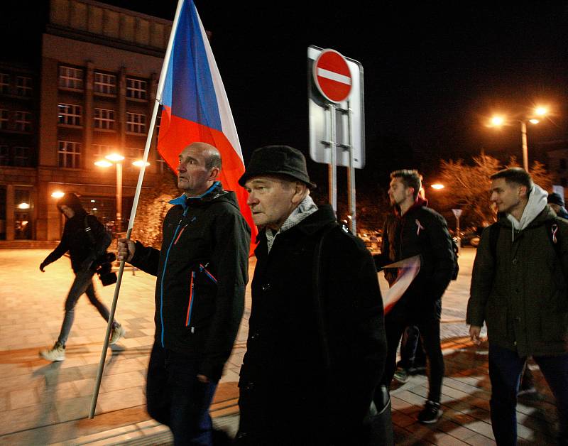 17. listopad, připomínka Dne boje za svobodu a demokracii.