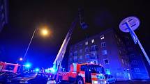 Zásah hasičů u požáru v ulici Bohuslava Martinů v Ostravě-Porubě.