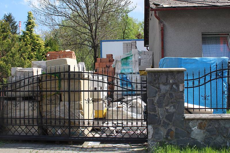 Usedlíkům v Ostravě-Kunčicích se nelíbí záměr výstavby skladovací haly a kácení toho mála lesního porostu, který v okolí je. Obávají se také zvýšení frekvence nákladní dopravy a skladování stavebního materiálu (na snímku).