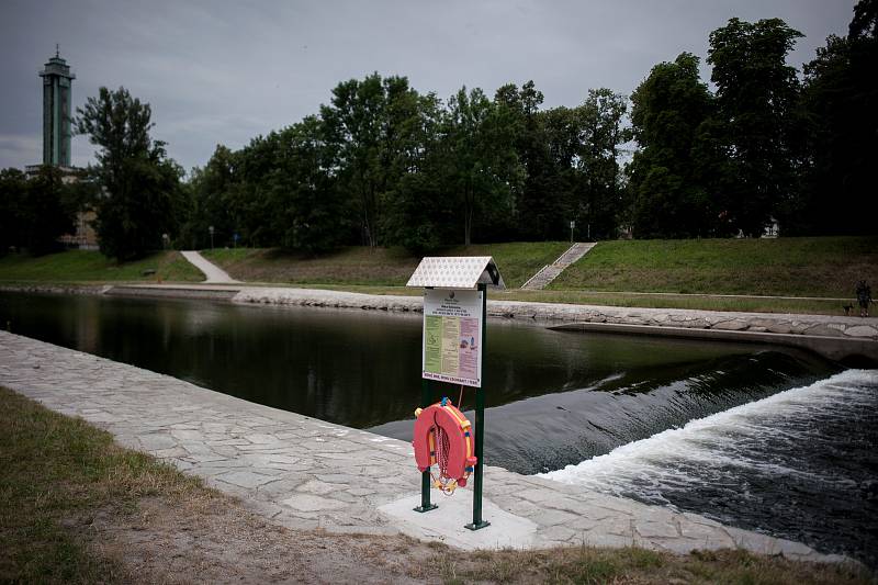 Záchranný kruh na břehu Ostravice v blízkosti splavu u Nové radnice v Ostravě.