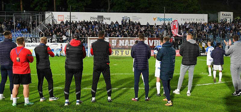 Fotbalisté Baníku Ostrava (v bílém) během středečního utkání 4. kola nadstavbové skupiny o záchranu ve Zlíně.
