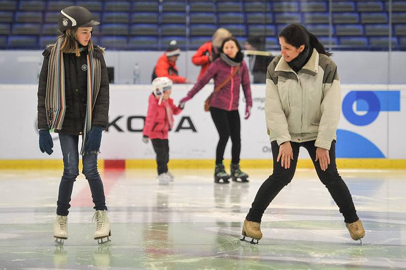 Olympijský festival u Ostravar Arény 23. února 2018 v Ostravě. Krasobruslařka Lenka Kulovaná (vpravo) učí slečnu Nicol krasubruslařské kreace.