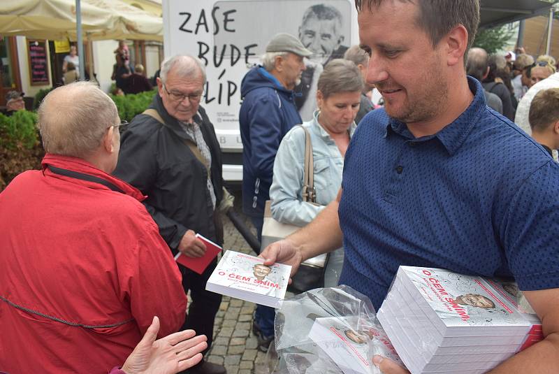 Babišovi příznivci v Moravskoslezském kraji zřejmě hodně čtou, někteří brali knihy po šesti i osmi kusech. Snímek z Babiš tour v MS kraji ve dnech 22. - 24. srpna 2022.