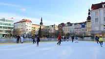 Bruslení v centru Ostravy skončilo. Atmosféra posledních dnů Vánočního kluziště na Masarykově náměstí.