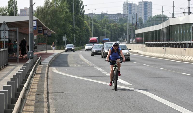 Cyklisti se nyní pouští dolů rovnou po Svinovských mostech, přestože je zde velmi rušná doprava. Důvod? Zavřená lávka přes Odru v Nové Vsi. 