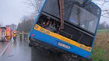 Autobus v Řepištích skončil v příkopu, hasiči nasadili těžkou techniku.