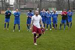 Fotbalisté Dobratic (v modrém) dokázali na úvod jarní sezony porazit na vlastním trávniku favorizovanou Bystřici 3:2. 