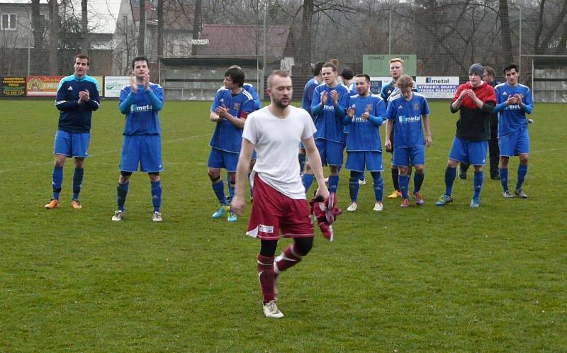 Fotbalisté Dobratic (v modrém) dokázali na úvod jarní sezony porazit na vlastním trávniku favorizovanou Bystřici 3:2. 