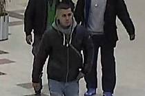 Tito tři muži jsou podezřelí z krádeže mobilu.