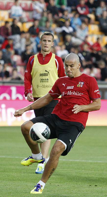 Trénink české fotbalové reprezentace před zápasem kvalifikace na EURO 2012 se Španělskem 6. října v Praze. Na snímku Milan Baroš. V pozadí Tomáš Pekhart.