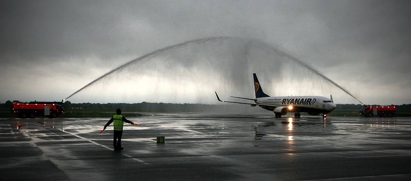 První let z Ostravy do Londýna. Pravidelná linka společnosti Ryanair bude do Londýna létat třikrát týdně.