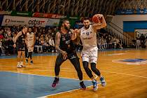 NH Ostrava – Nymburk 86:97 (8. kolo NBL, 4. 11. 2022). Vpravo ostravský Alexandar Radukič.