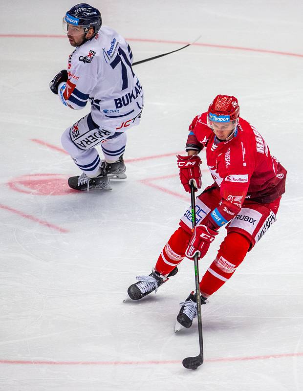 Utkání 53. kola hokejové extraligy: HC Oceláři Třinec - HC Vítkovice Ridera, 8. prosince 2021 v Třinci. Zleva Roberts Bukarts z Vítkovic a Martin Marinčin z Třince.