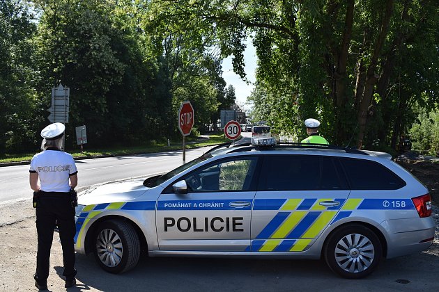 Na hříšníky, kteří projíždějí uzavřeným mostem, „číhá' policie.