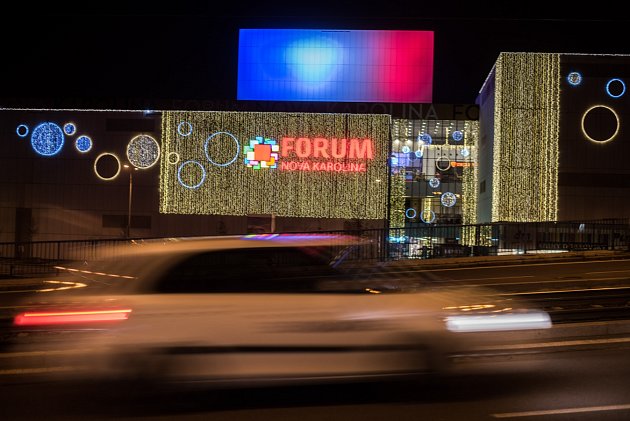 Také obchodní centrum Forum Nová Karolina v Ostravě vyjádřilo trikolorou podporu Francie.