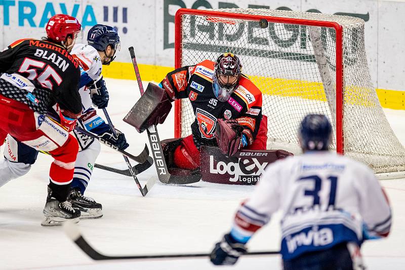 Semifinále play off hokejové extraligy - 7. zápas: HC Vítkovice Ridera - Mountfield Hradec Králové, 15. dubna 2023, Ostrava. Jérémie Blain z Hradce Králové, Marek Kalus z Vítkovic, brankář Hradce Králové Matěj Machovský a Dominik Lakatoš z Vítkovic