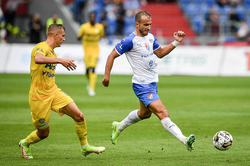 Utkání 4. kol první fotbalové ligy: Baník Ostrava - FK Teplice, 20. srpna 2022, Ostrava. (zleva) Roberk Jukl z Teplic a Nemanja Kuzmanovič z Ostravy.