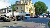Rekonstrukce vozovky a tvořící se kolony, Bohumínská ulice, Ostrava, 6. června 2022.