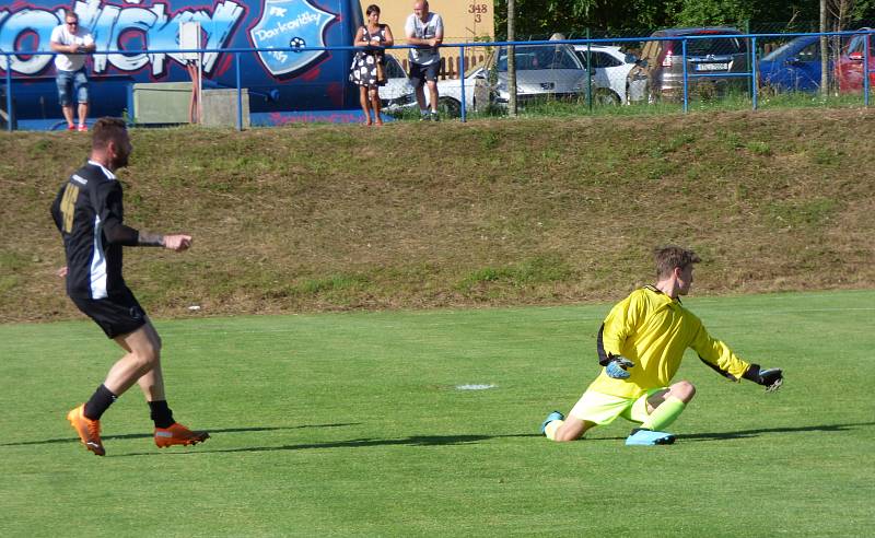 Sportovní osobnosti Šachtaru BO Ostrava pomohly v sobotu odpoledne sedmiletému Františkovi, na jehož léčbu se charitativním zápasem v Darkovičkách podařilo vybrat 143 tisíc korun.