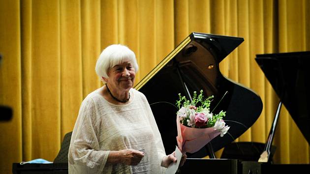 Známá karvinská pianistka Wanda Miech odehrála 16. června v ZUŠ Bedřicha Smetany Karviná koncert se skladbami "na přání".