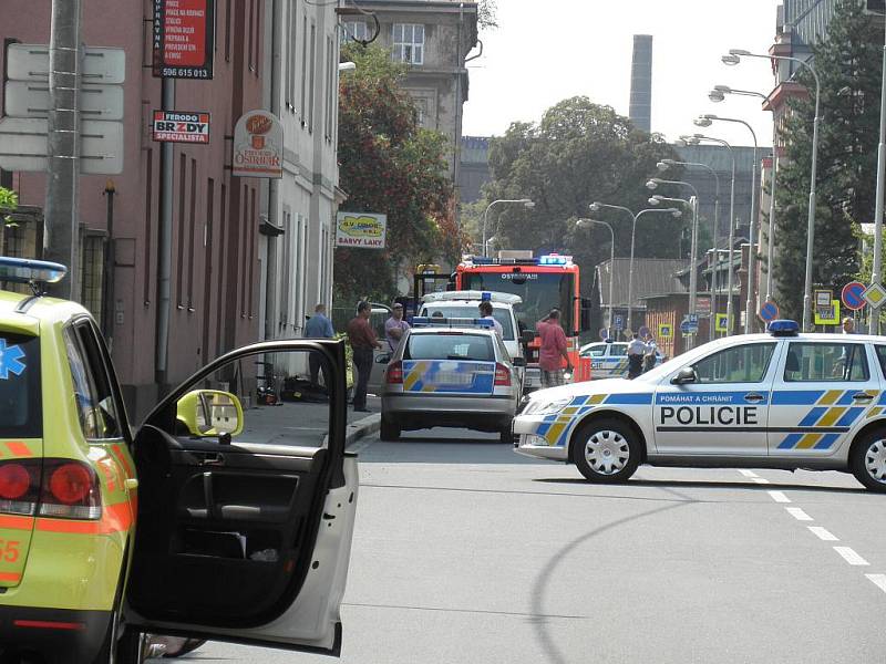 Policisté zasahují u sídla bezpečnostní agentury v Ostravě-Vítkovicích. Její zaměstnanci na podvozku jednoho z vozů našli přilepený podezřelý balíček. 