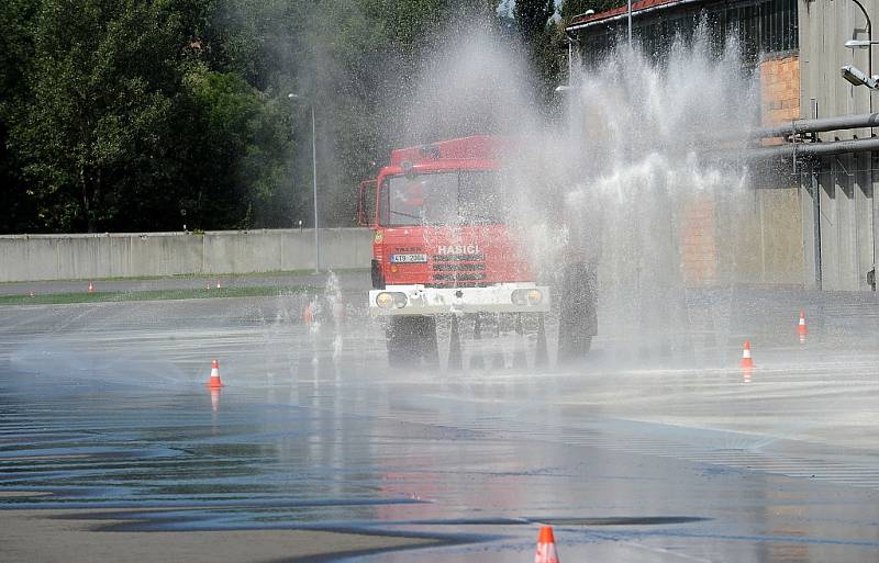 Řidiči Záchranného útvaru Hasičského záchranného sboru České republiky z Hlučína, kteří absolvovali tento týden speciální cvičení v autodromu Libros v Ostravě-Přívoze.