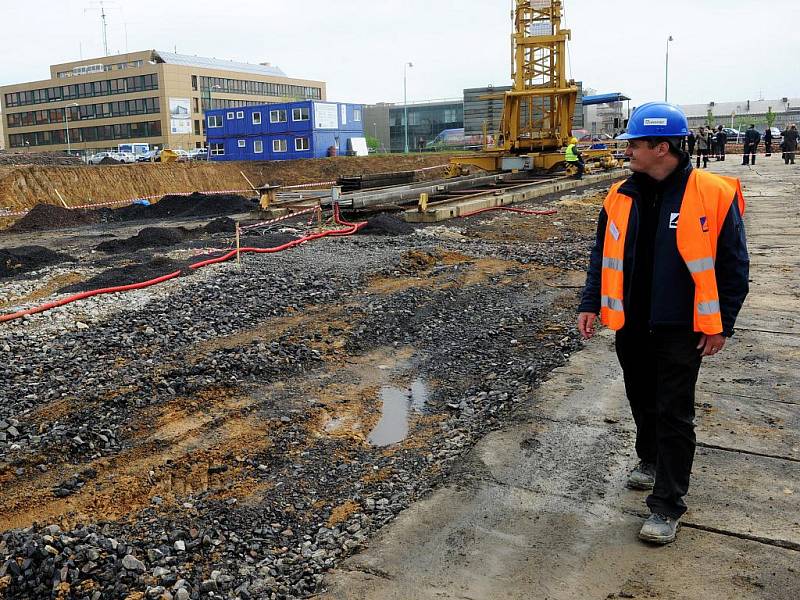 V úterý se uskutečnilo poklepání základního kámene nové budovy Fakulty elektrotechniky a informatiky na pudě VŠB-TU Ostrava-Poruba. Nechyběl primátor Petr Kajnar, rektor VŠB-TU Ostrava Ivo Vondrák a další.