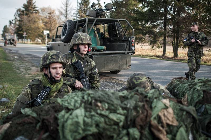 Na cvičení Safeguard 2015 předvedla jednotka sedmdesáti záložáků střežení objektu ostravského letiště společně se složkami Integrovaného záchranného systému.