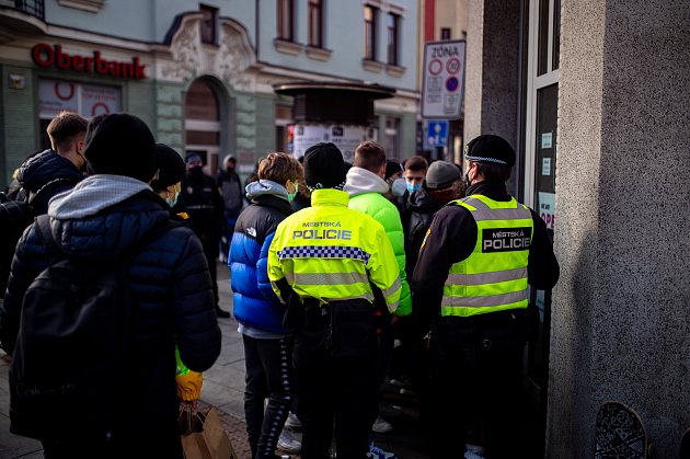 Šílenství v Ostravě kvůli limitované edici. Lidé čekali na boty přes noc -  Opavský a hlučínský deník