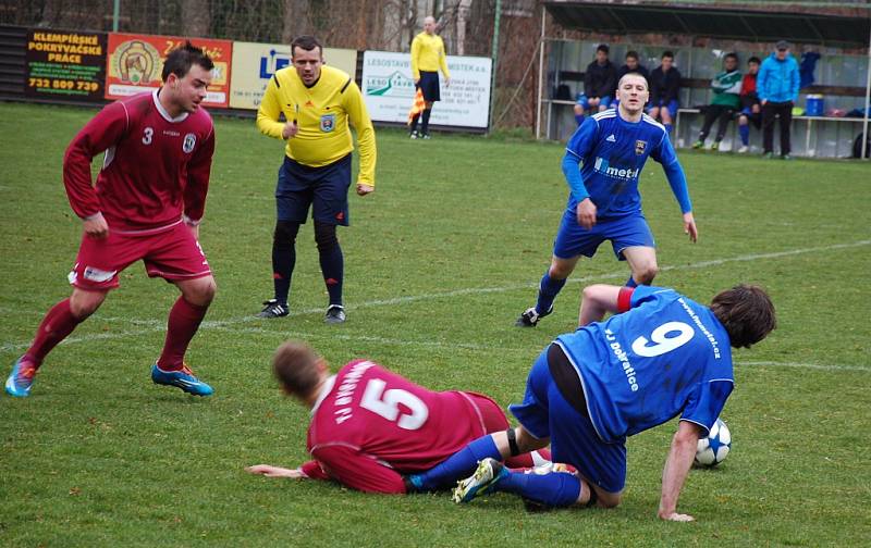 Fotbalisté Dobratic (v modrém) dokázali na úvod jarní sezony porazit na vlastním trávniku favorizovanou Bystřici 3:2. 