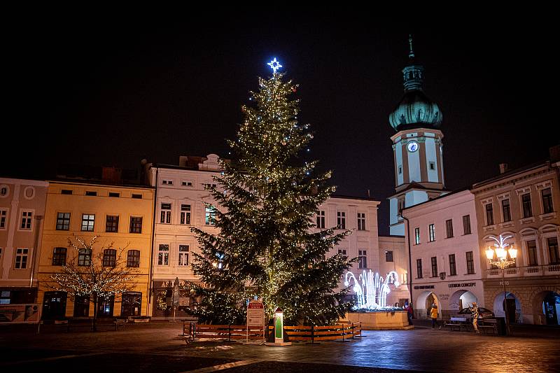 Vánoční strom ve Frýdku-Místku na Místecké náměstí.