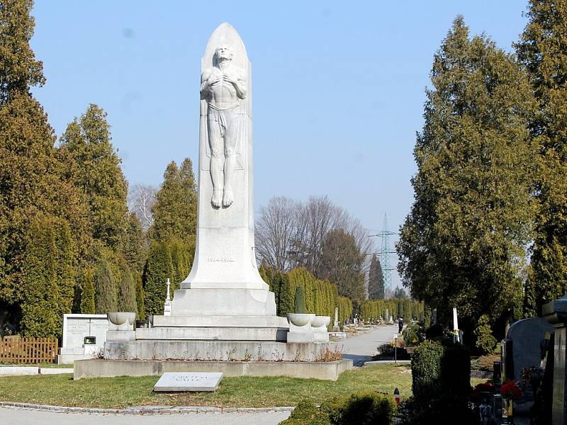 Obelisk, jenž stojí nedaleko hlavního vchodu hřbitova v Novém Jičíně, slouží jako pietní místo, které je zasvěceno obětem obou světových válek.