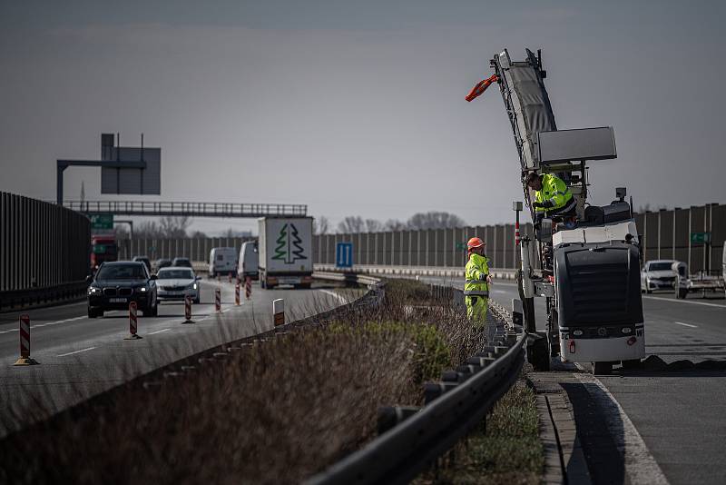 Na periferii Ostravy začala rekonstrukce části zvlněného úseku dálnice D1, na nichž se objevily problémy hned po jejich dokončení před více než deseti lety, 4. dubna 2022.