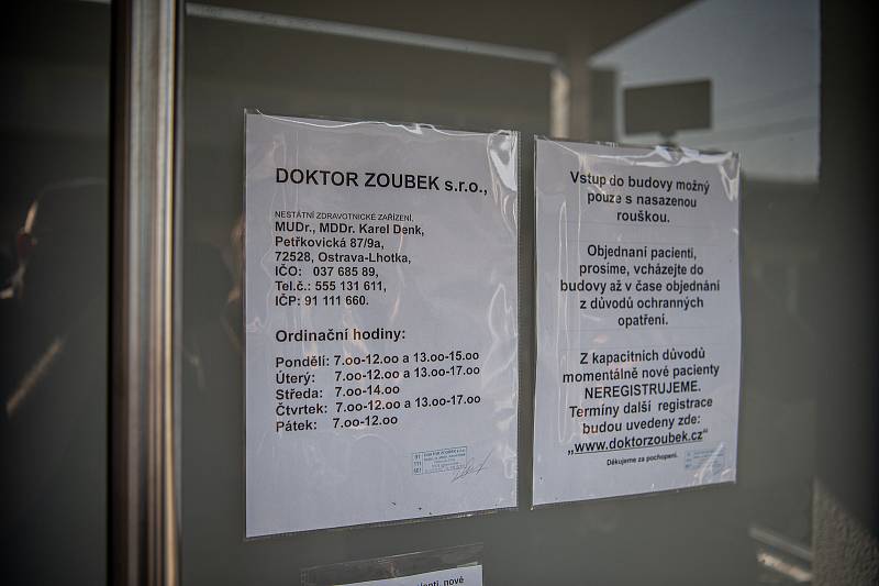 Fronta lidí kteří se chtějí přihlásit k novému zubaři, 14. září 2020 ve Lhotce.