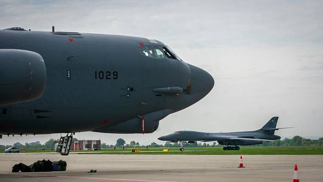 Přílet bombardérů B-52H Stratofortress a nadzvukového "stealth" B-1B Lancer na ostravské letiště Leoše Janáčka v Mošnově.Na fotografii vlevo B-52H, vpravo B-1B Lancer