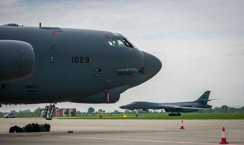 Přílet bombardérů B-52H Stratofortress a nadzvukového "stealth" B-1B Lancer na ostravské letiště Leoše Janáčka v Mošnově.Na fotografii vlevo B-52H, vpravo B-1B Lancer