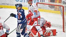 Čtvrtfinále play off hokejové extraligy - 4. zápas: HC Vítkovice Ridera - HC Oceláři Třinec, 24. března 2022 v Ostravě. (zleva) Petr Fridrich z Vítkovic a Martin Marinčin z Třince.