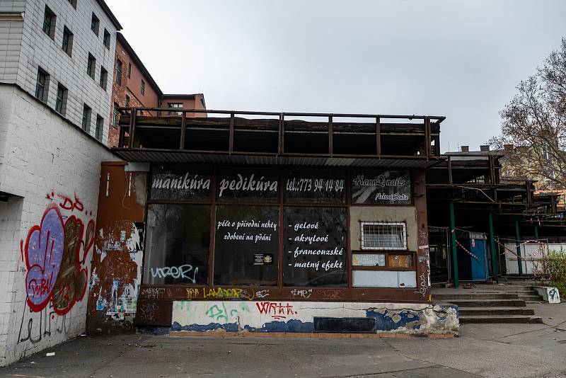 U výstaviště Černá louka pokračuje demolice budov, listopad 2020 v Ostravě.