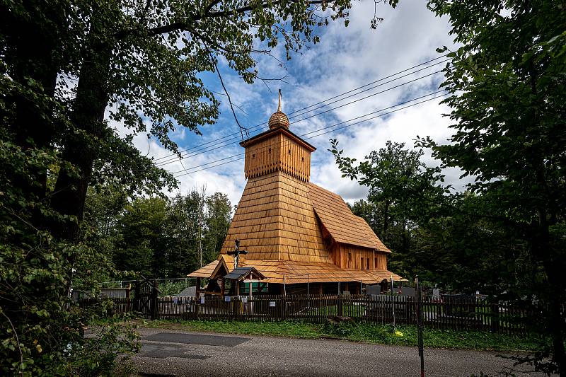 Stavba repliky vyhořelého kostelíku Božího Těla, září 2020 v Gutech.
