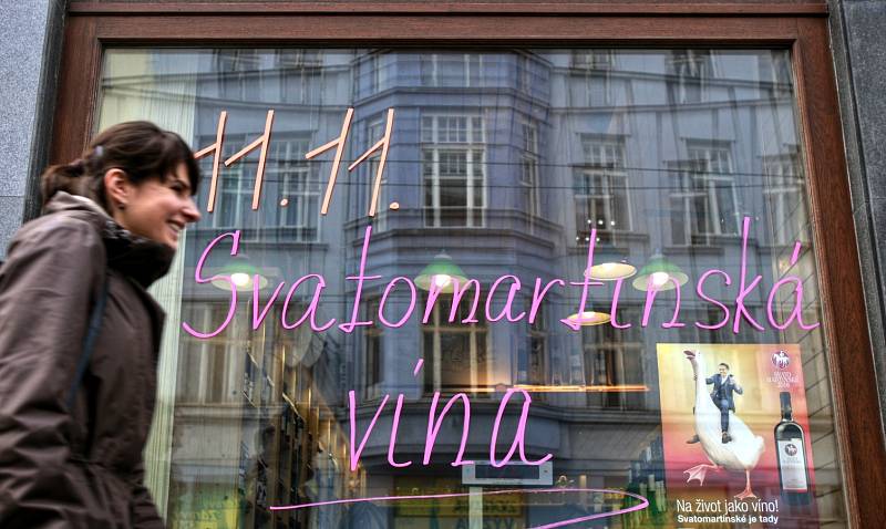 V 11 hodin a 11 minut začali v pátek 11. listopadu prodávat Svatomartinské víno i ve vinotéce Ostrawina v Nádražní ulici.