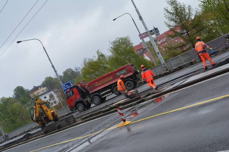 První etapa rekonstrukce Českobratrské ulice od zastávky Most Pionýrů po kruhový objezd na Hladnově, která potrvá do prosince, je v plném proudu. 