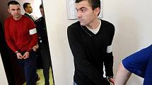 Hlavní postavou byl devětatřicetiletý Albánec Val Preka (vpředu). Soud mu vyměřil devět let vězení. Jeho krajan Bekim Syla dostal o osm let. 