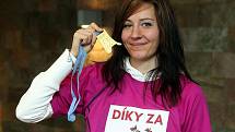 Denisa Rosolová se zlatou medailí z halového mistrovství Evropy v atletice, které se konalo letos v Paříži. Vyhrála zde závod na 400 metrů.