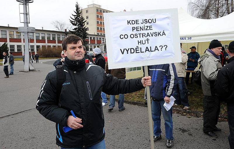 Protestního mítinku před hlavní branou kunčické huti se zúčastnilo několik stovek zaměstnanců. 