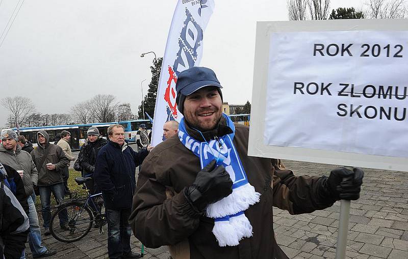 Protestního mítinku před hlavní branou kunčické huti se zúčastnilo několik stovek zaměstnanců. 