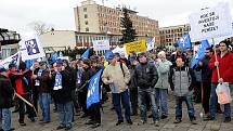 Protestního mítinku před hlavní branou kunčické huti se zúčastnilo několik stovek zaměstnanců. 