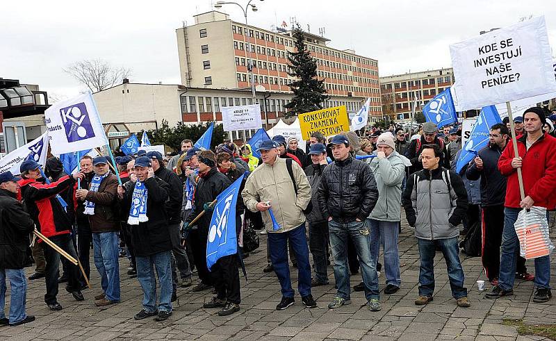 Protestního mítinku před hlavní branou kunčické huti se zúčastnilo několik stovek zaměstnanců. 