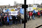 Protestního mítinku před hlavní branou kunčické huti se zúčastnilo několik stovek zaměstnanců. 